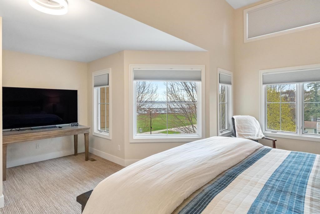 200 W Lake Street Unit: 4