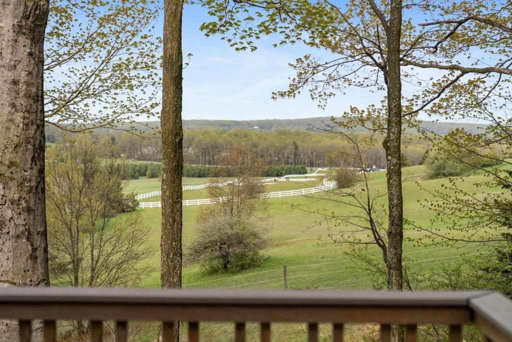 2385 Manitou Trail
