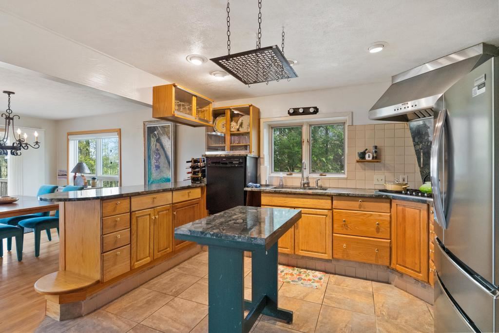 2385 Manitou Trail