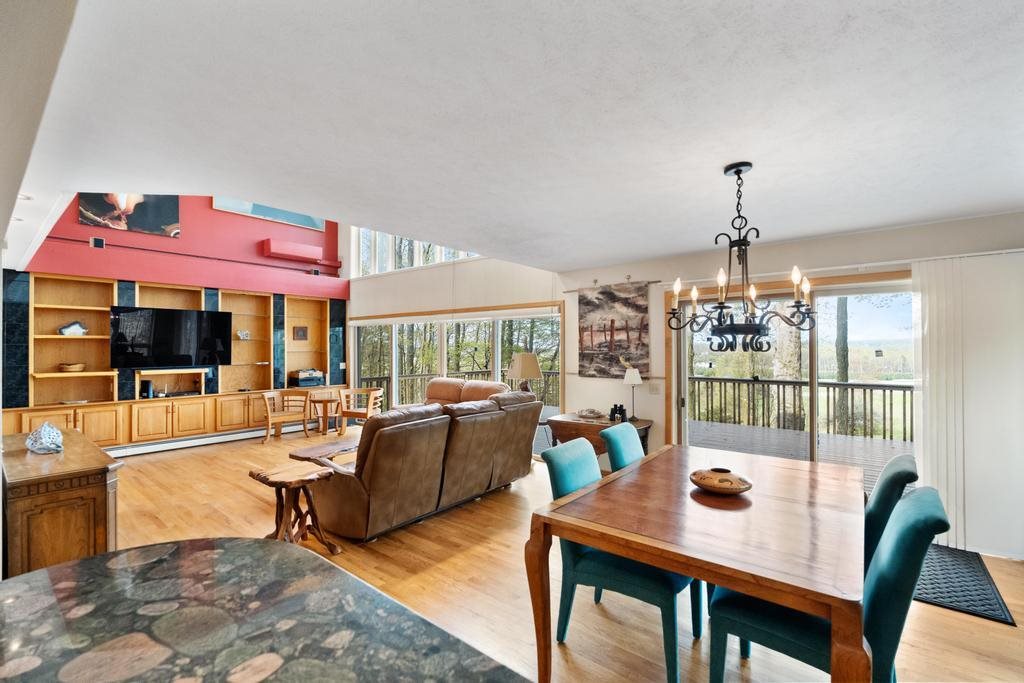 2385 Manitou Trail