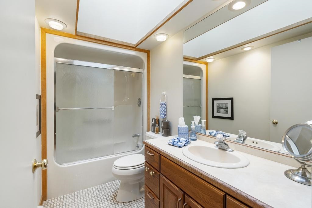 2385 Manitou Trail