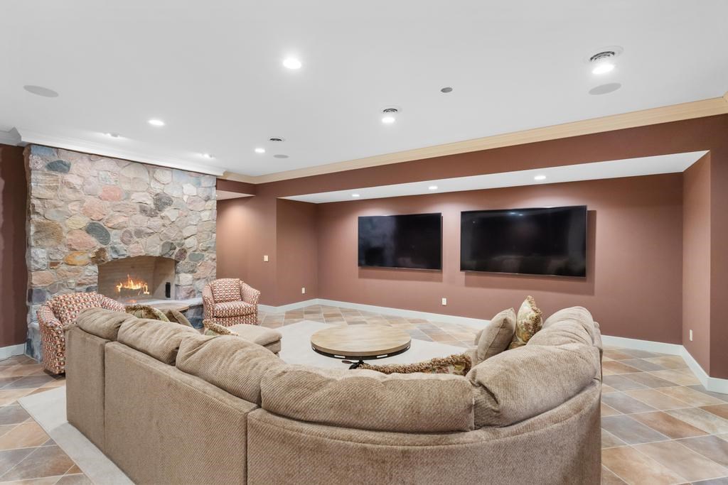 4050 Peninsula Drive