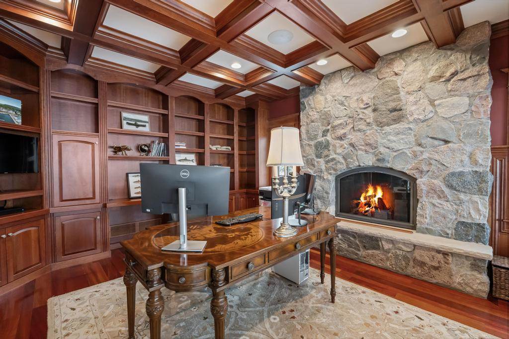 4050 Peninsula Drive