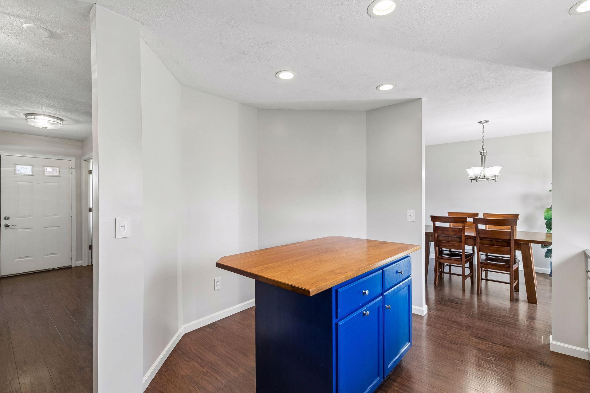 3810 Alvarado Lane N