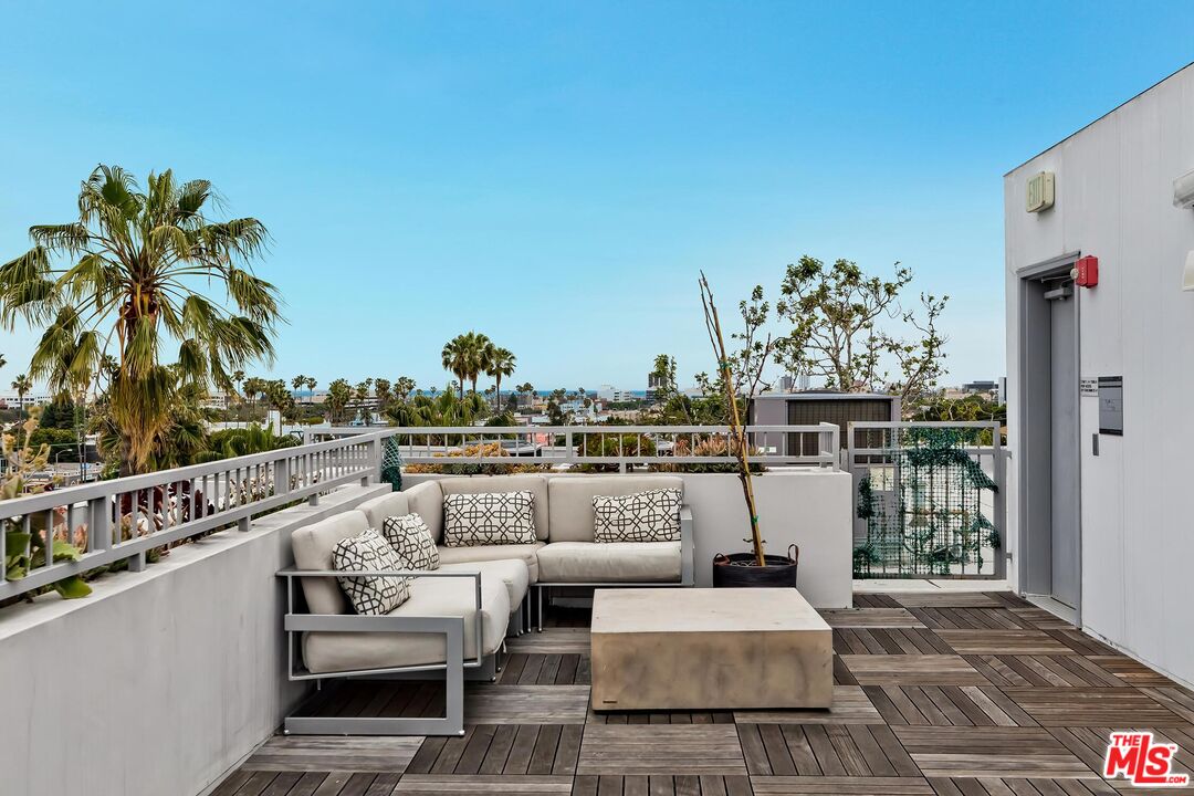 1326 S Centinela Ave Unit: 102