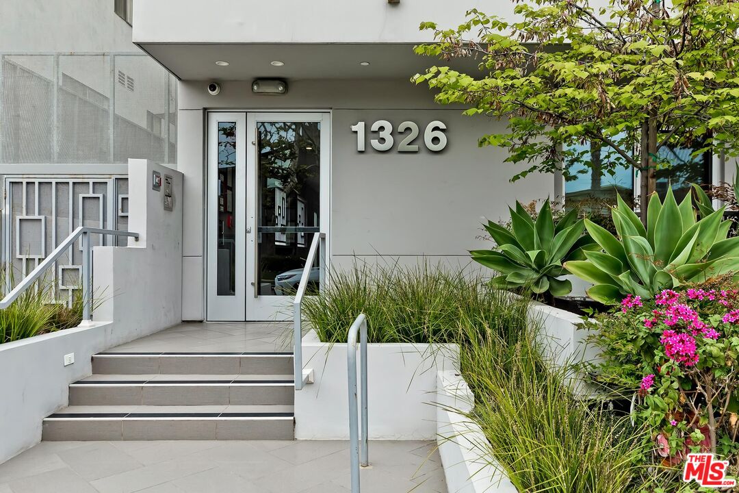 1326 S Centinela Ave Unit: 102