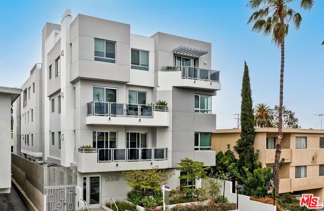 1326 S Centinela Ave Unit: 102