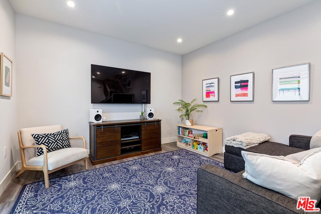 1326 S Centinela Ave Unit: 102