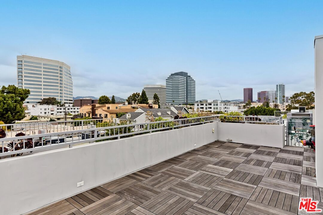 1326 S Centinela Ave Unit: 102