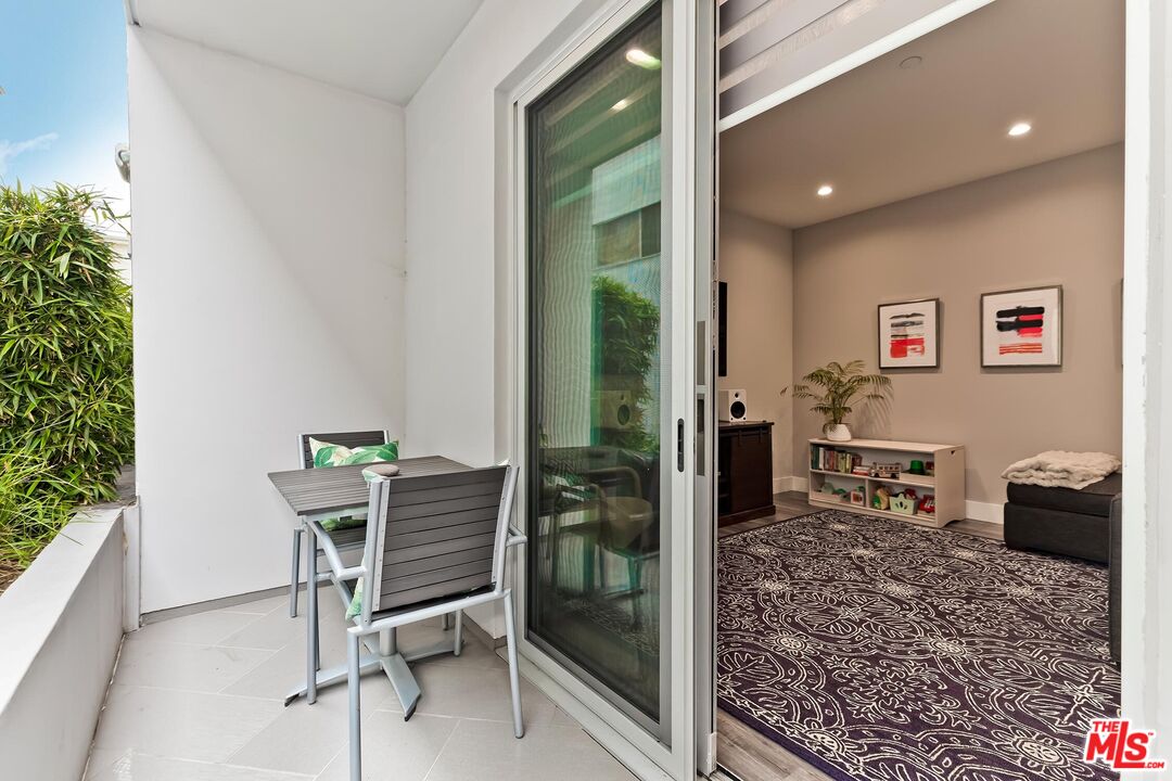 1326 S Centinela Ave Unit: 102