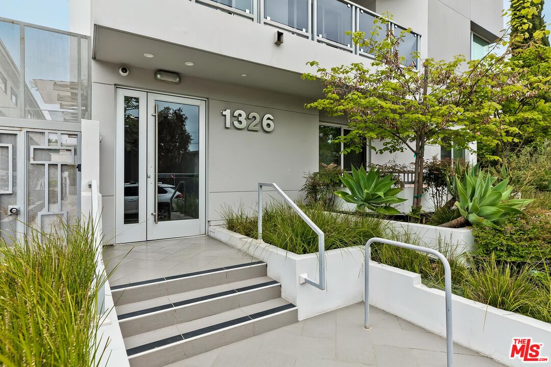 1326 S Centinela Ave Unit: 102