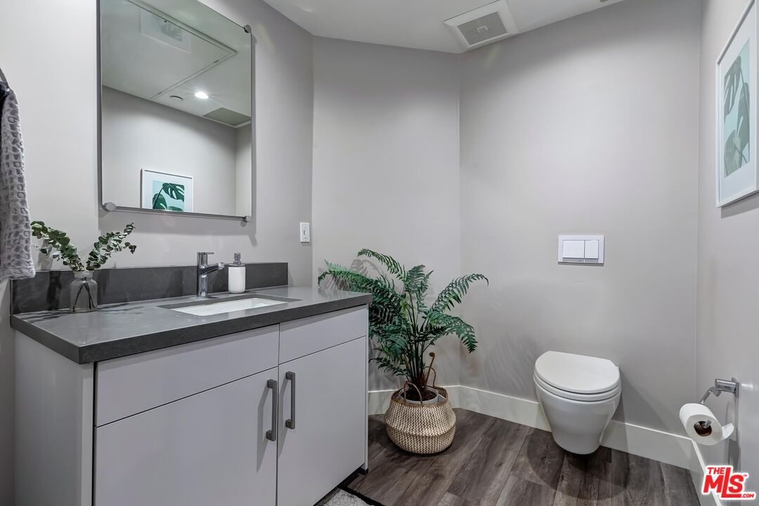 1326 S Centinela Ave Unit: 102