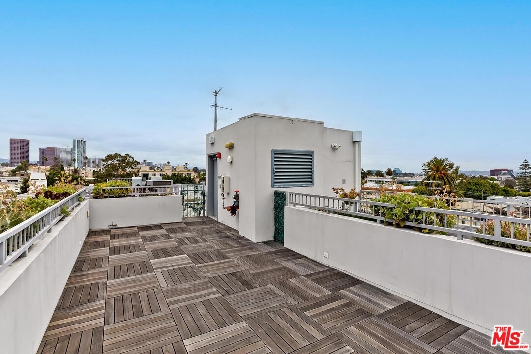 1326 S Centinela Ave Unit: 102