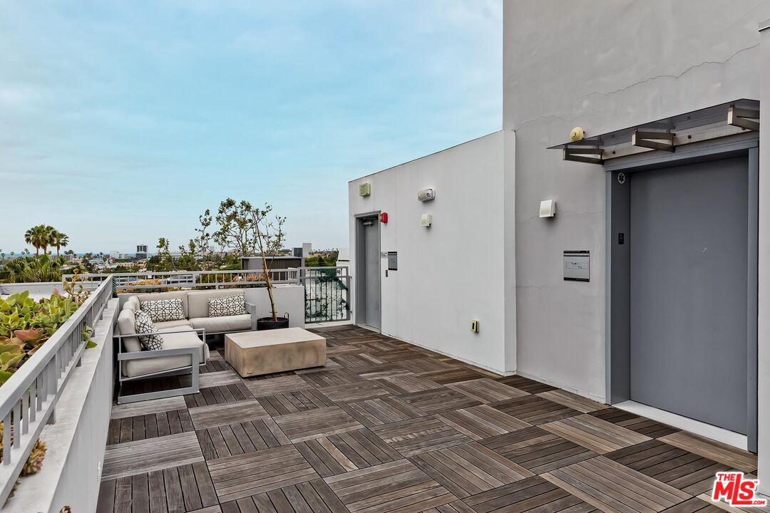 1326 S Centinela Ave Unit: 102