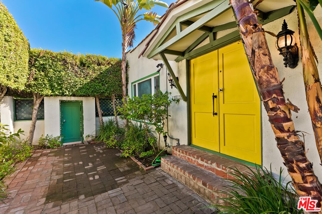 8956 Vista Grande St