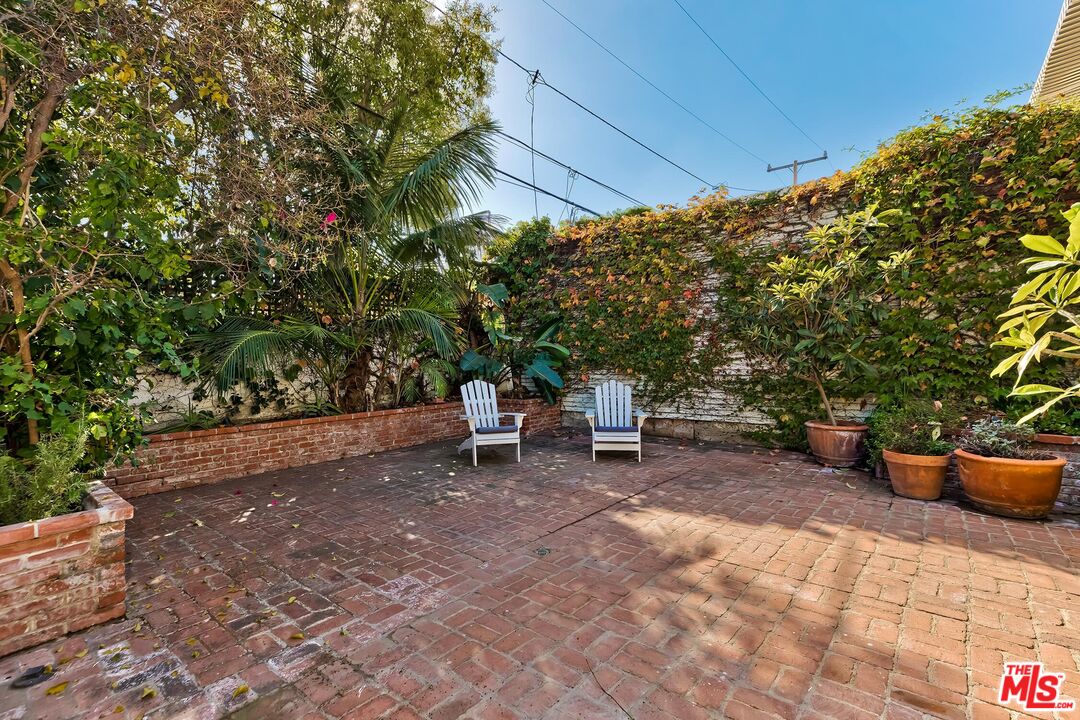 8956 Vista Grande St