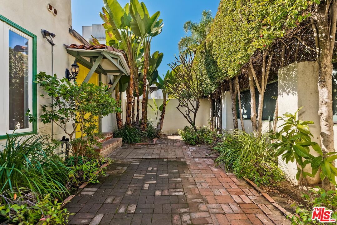 8956 Vista Grande St