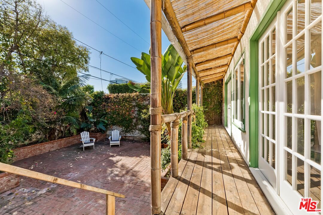 8956 Vista Grande St