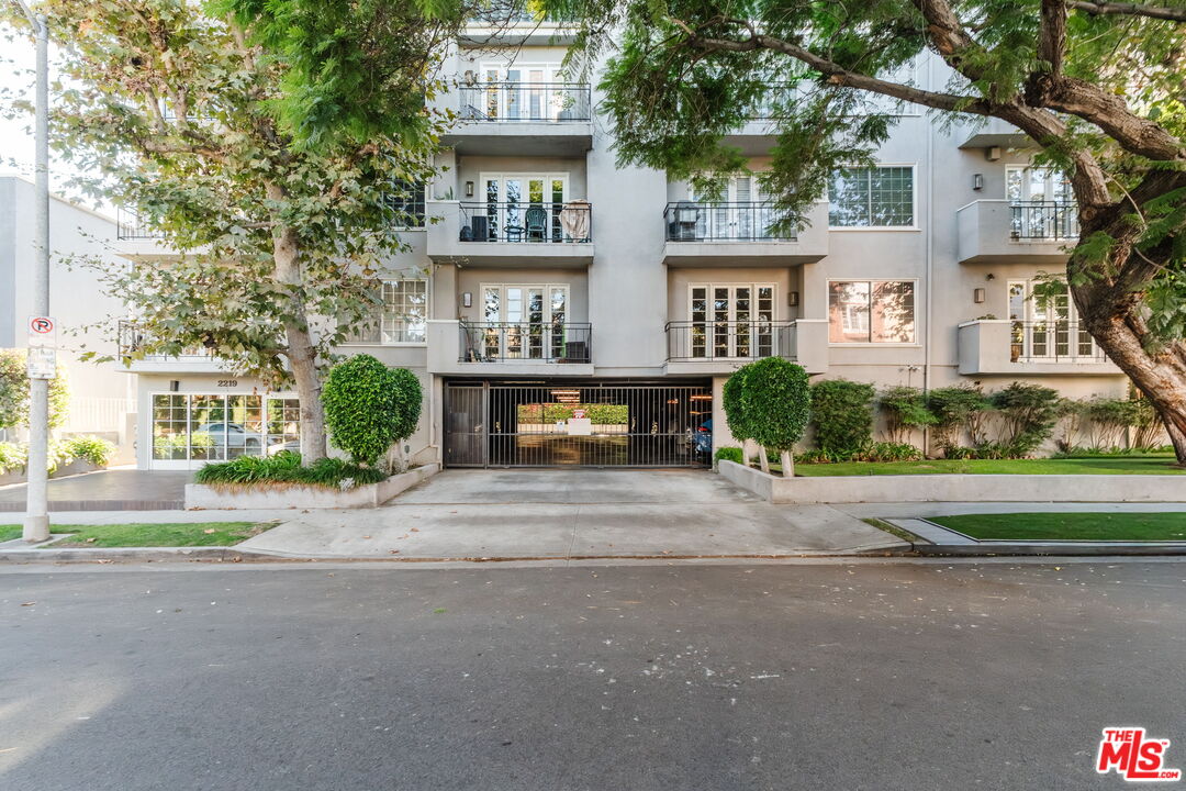 2219 S Bentley Ave Unit: 203