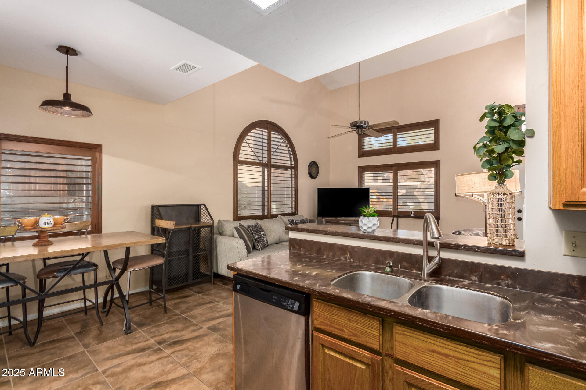 500 N ROOSEVELT Avenue, 118