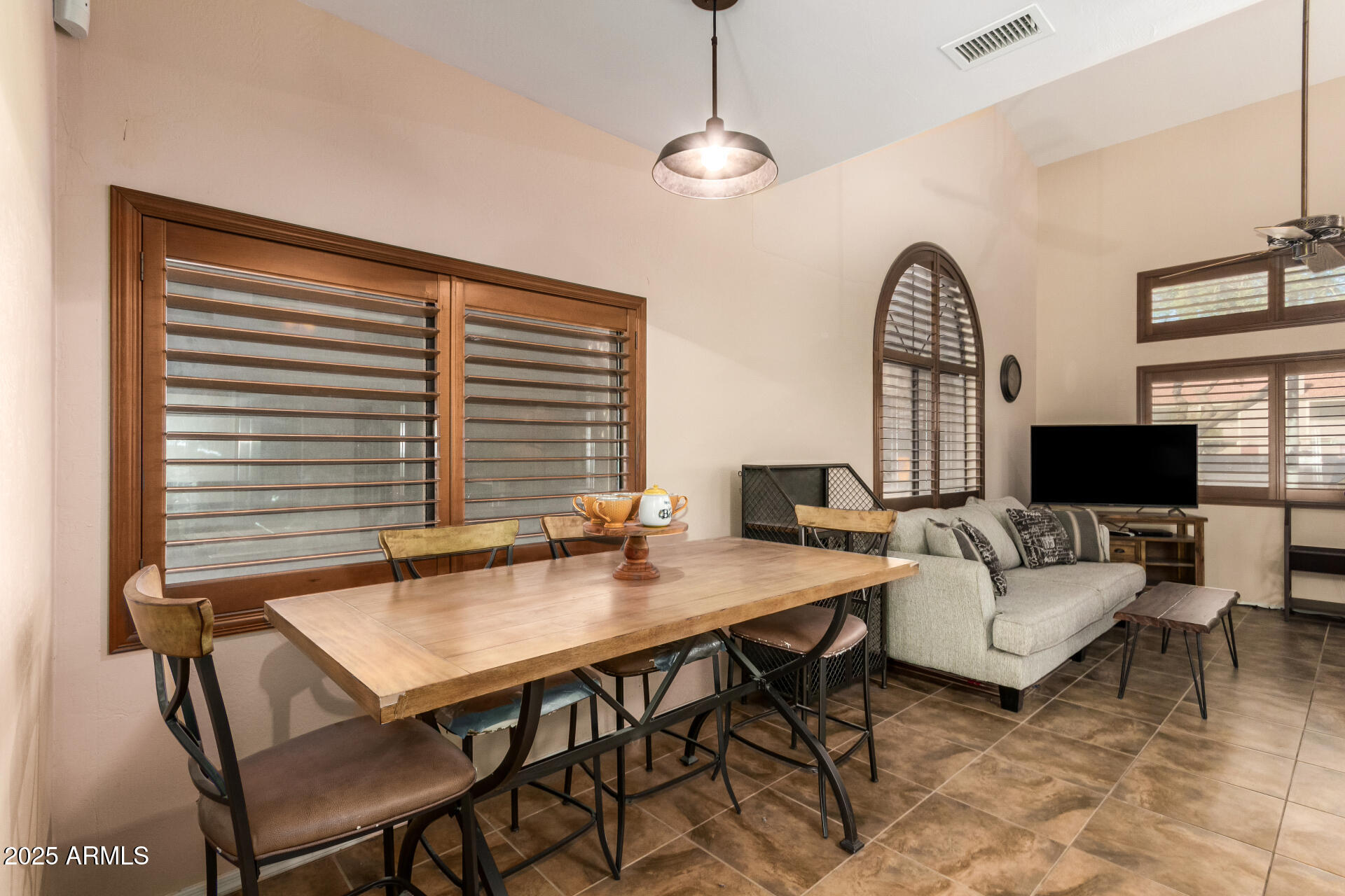 500 N ROOSEVELT Avenue, 118