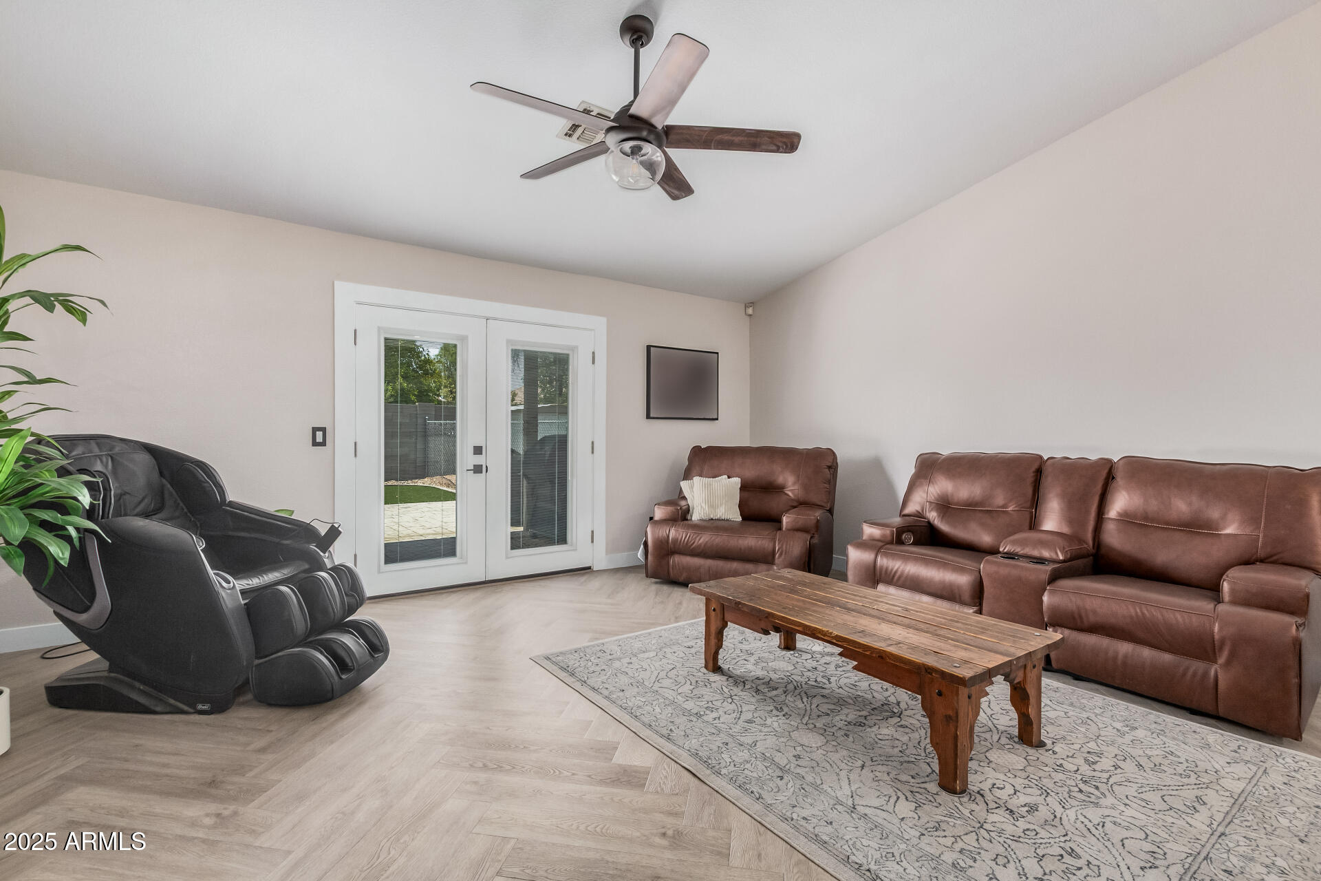 1886 S THUNDERBIRD Drive