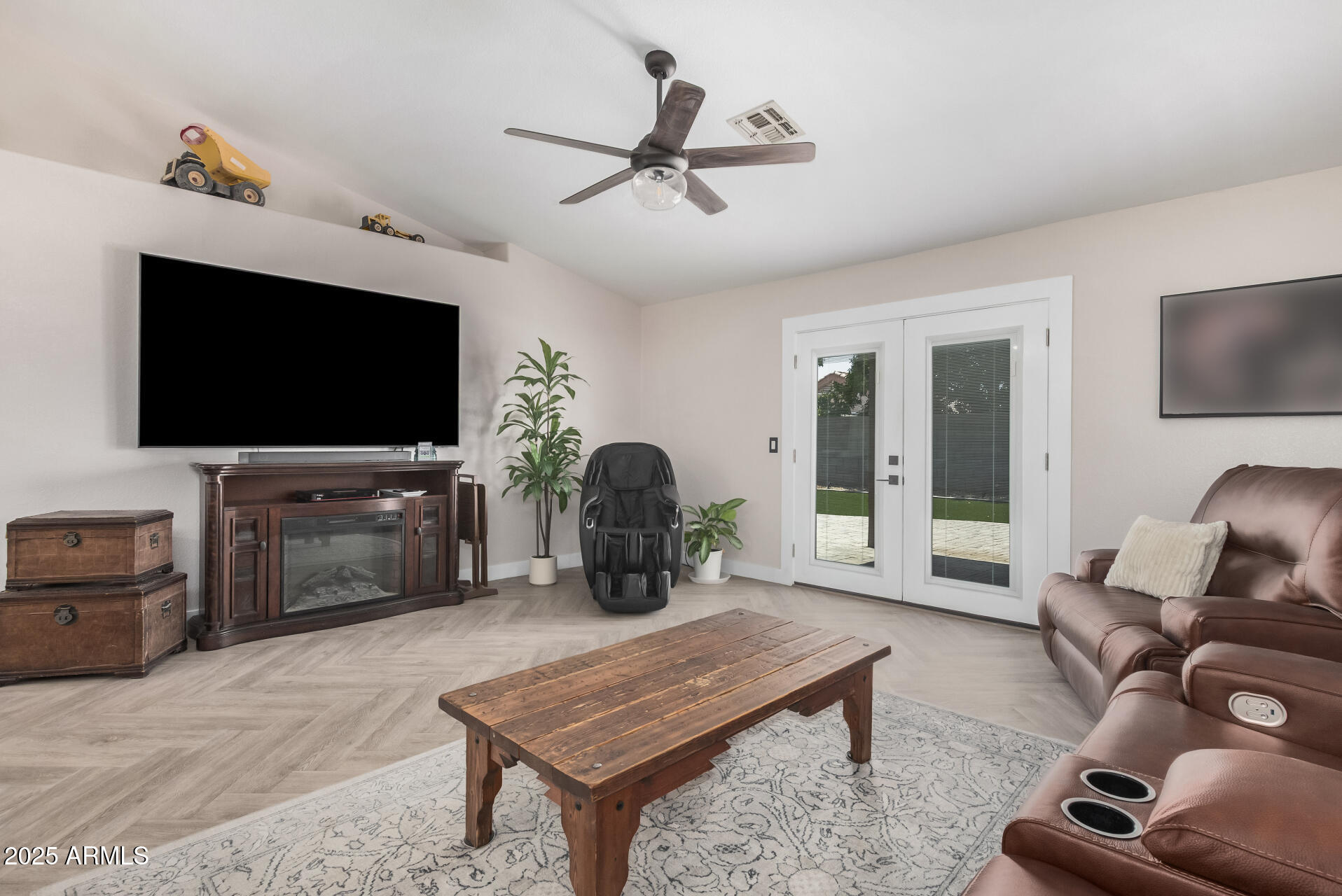 1886 S THUNDERBIRD Drive