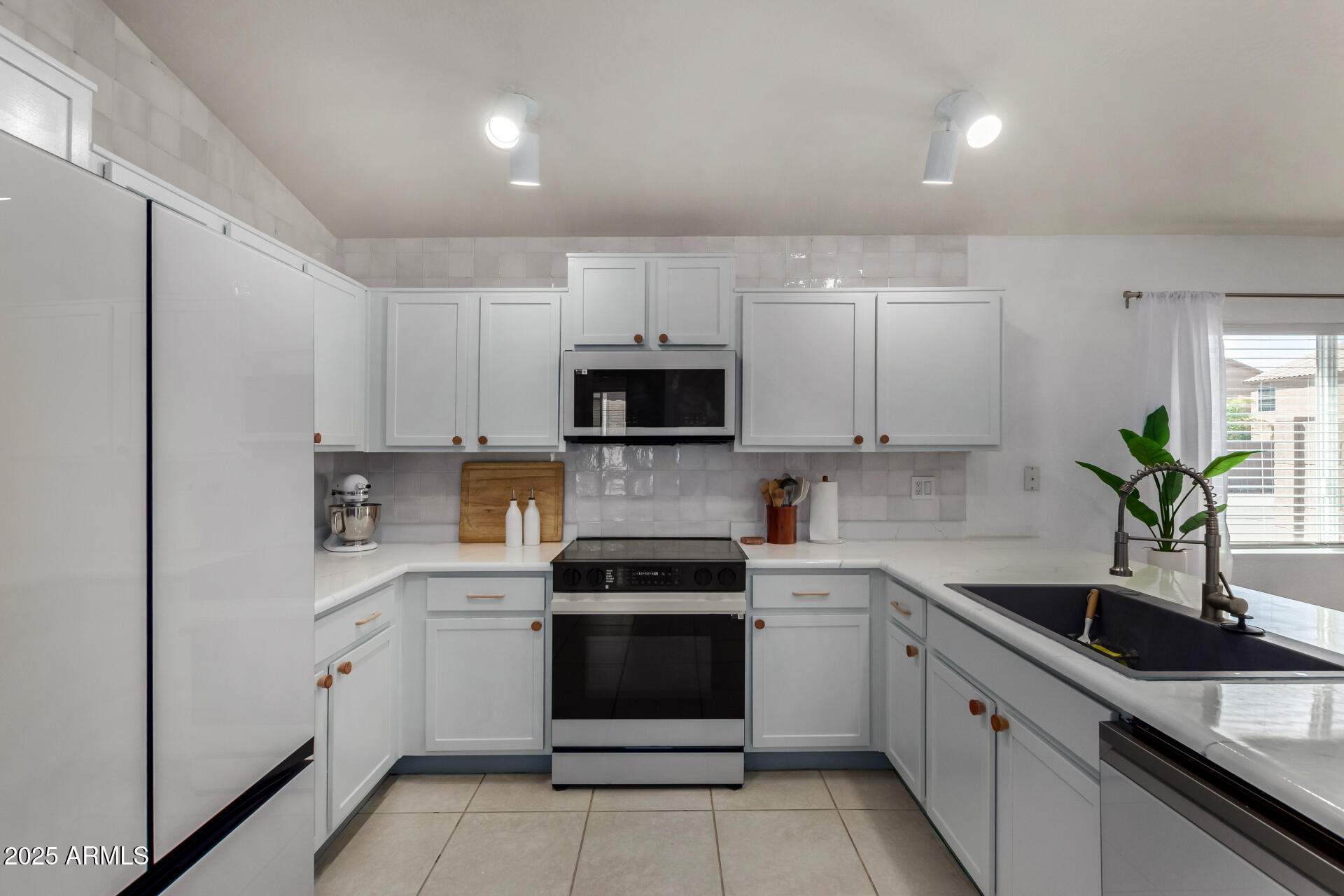 28034 N CRYSTAL Lane