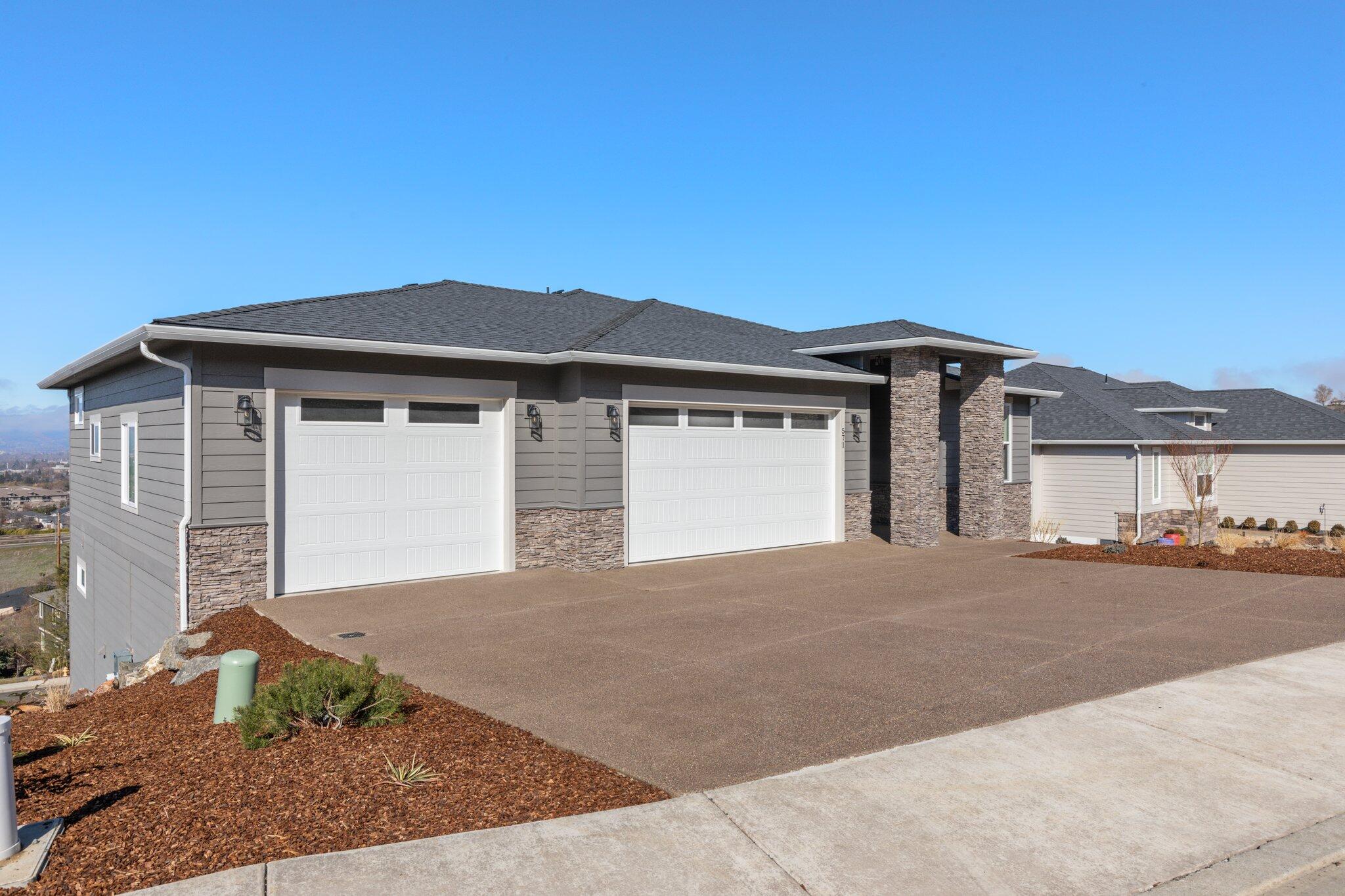 571 La Strada Circle