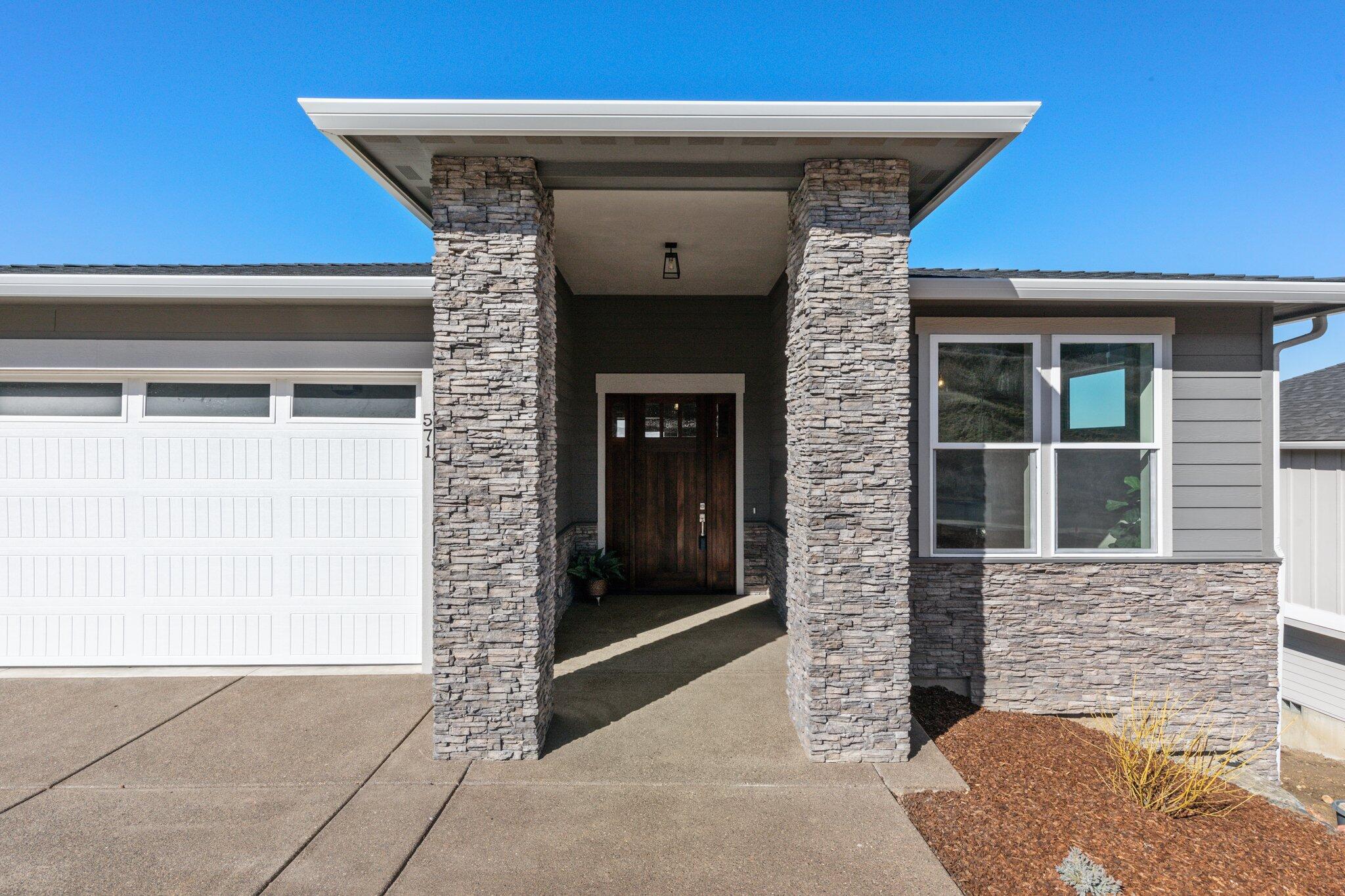 571 La Strada Circle