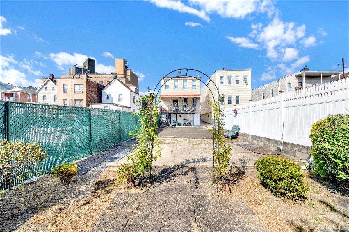 1573 Hollywood Avenue