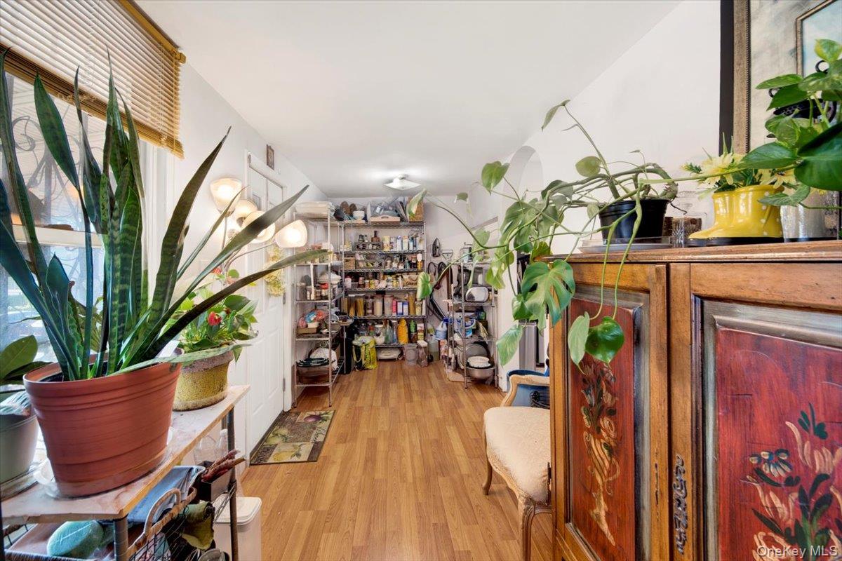 1573 Hollywood Avenue