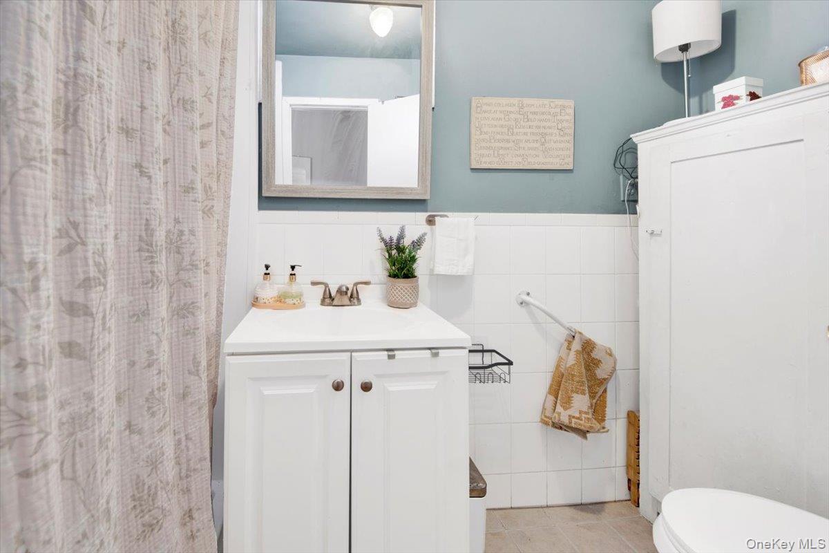 1573 Hollywood Avenue