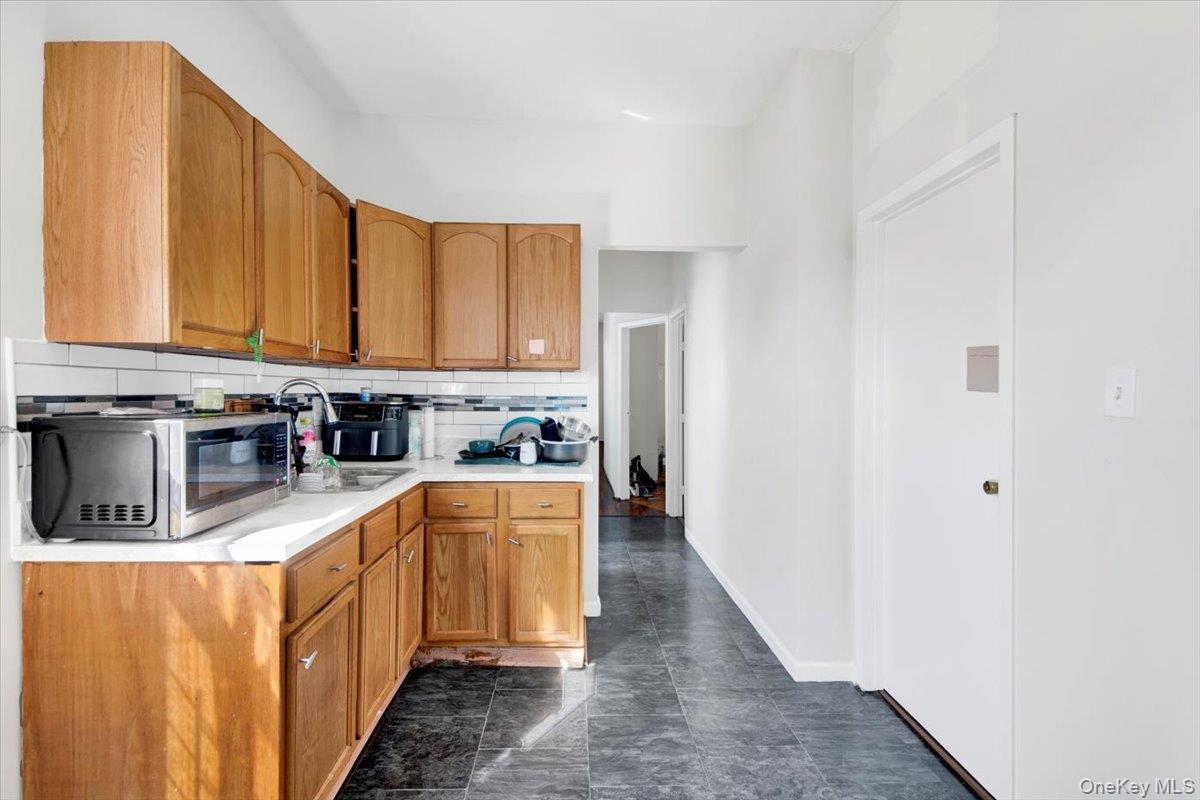 1573 Hollywood Avenue