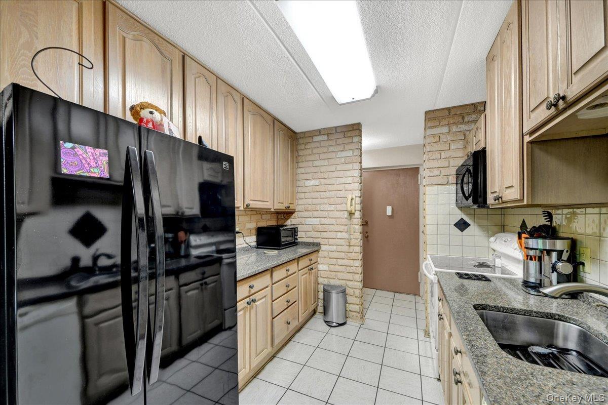 130 Colonial Parkway Unit: 4D