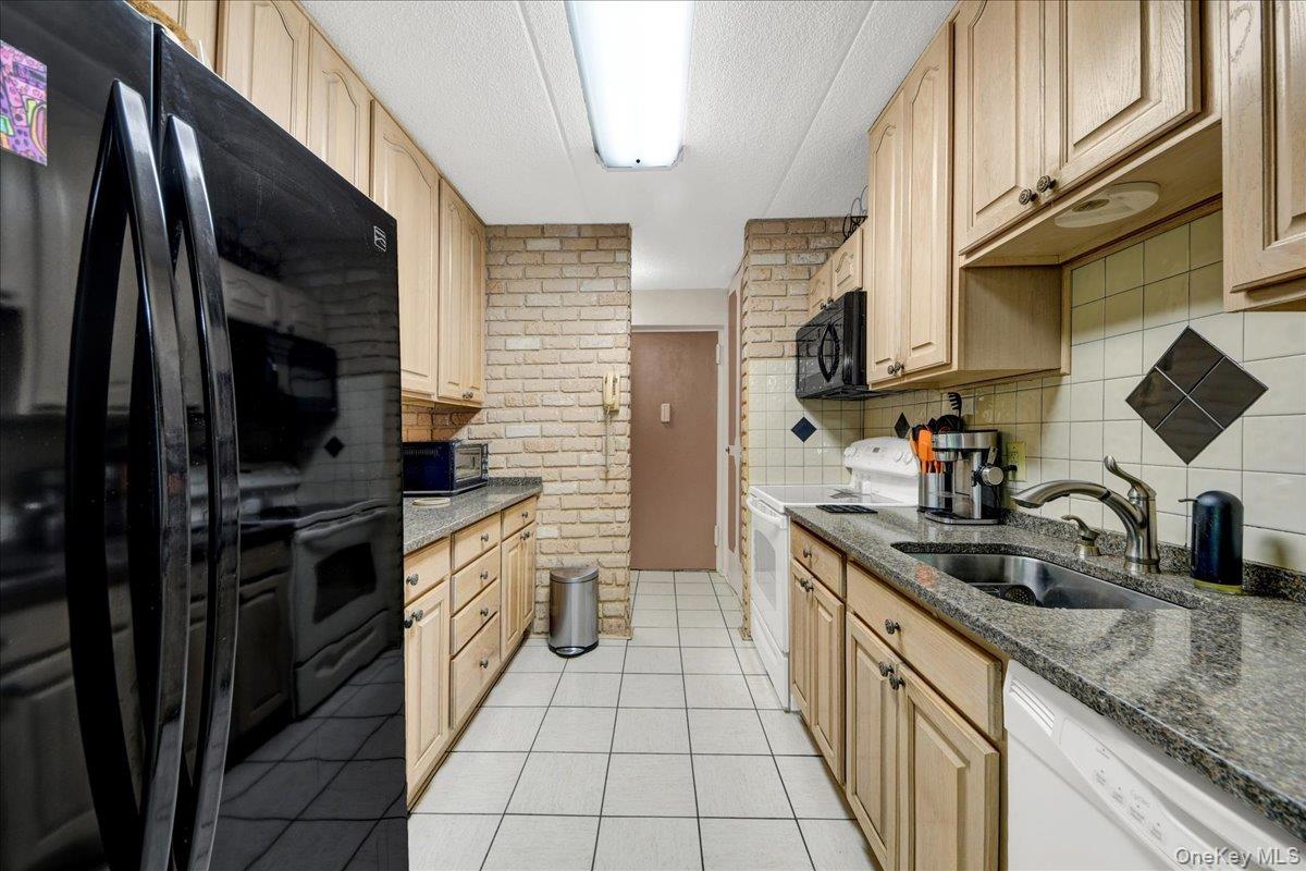 130 Colonial Parkway Unit: 4D