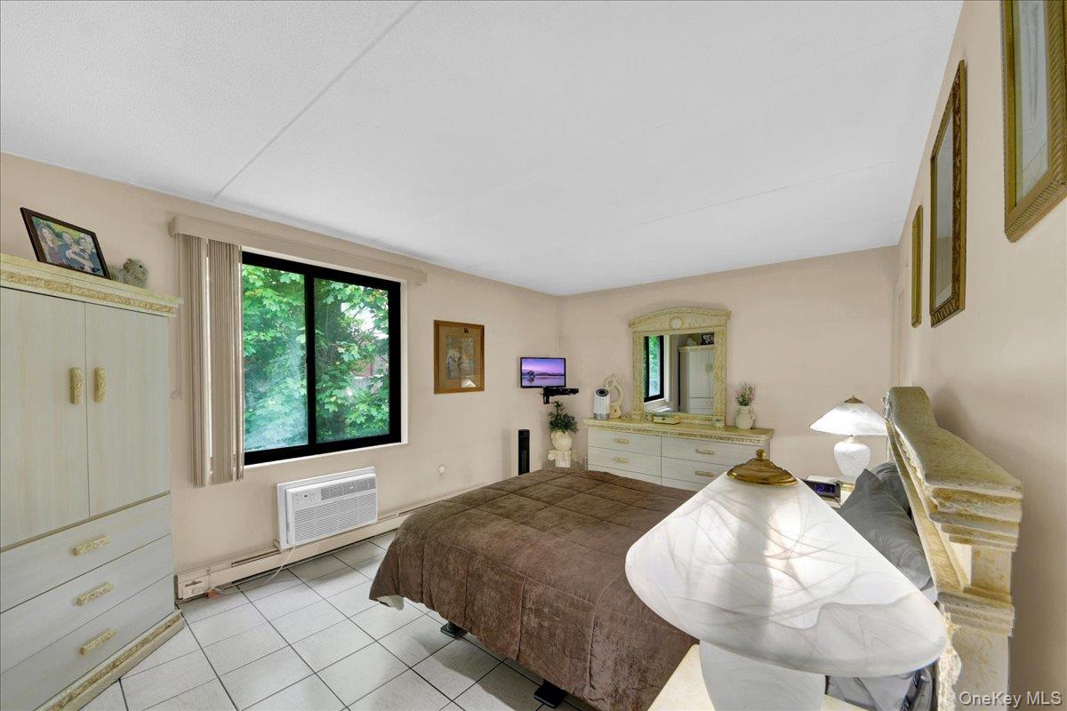 130 Colonial Parkway Unit: 4D