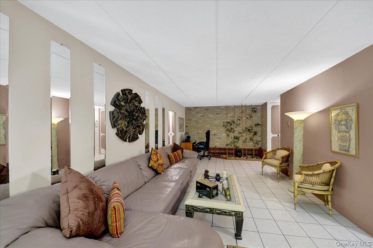 130 Colonial Parkway Unit: 4D