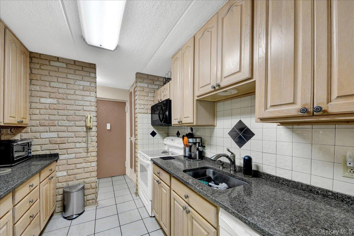 130 Colonial Parkway Unit: 4D
