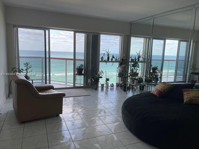 6767 Collins Ave # 909