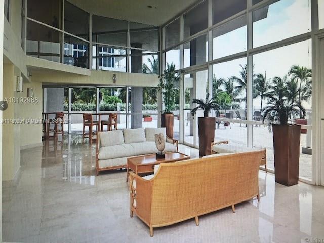 6767 Collins Ave # 909