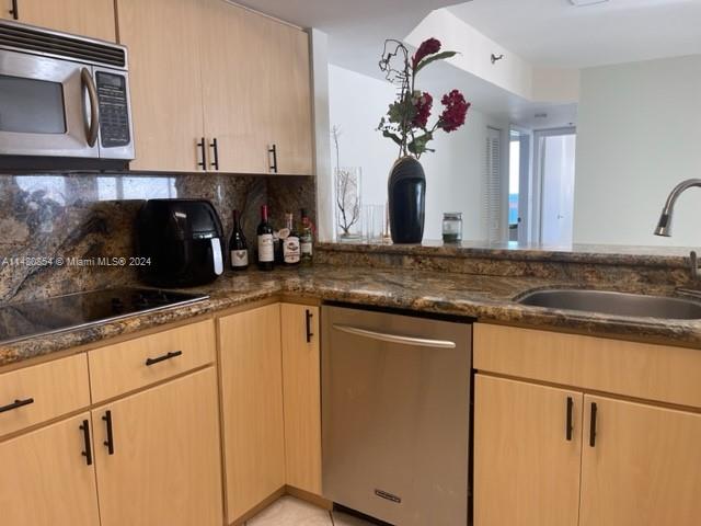 6767 Collins Ave # 909