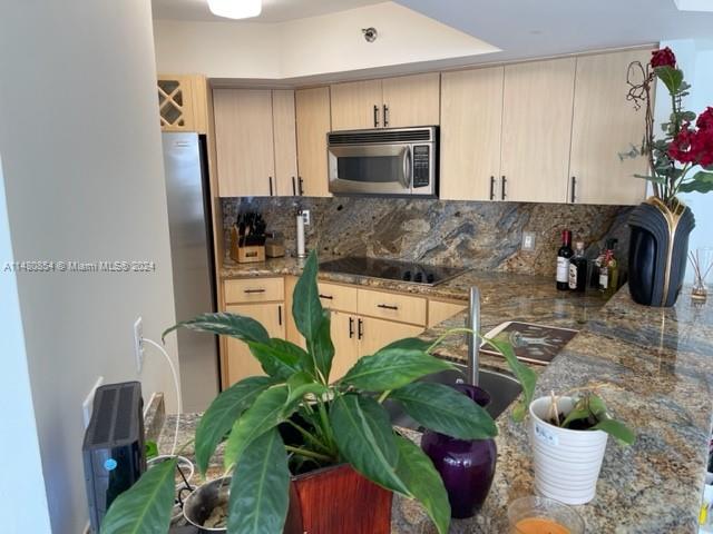 6767 Collins Ave # 909