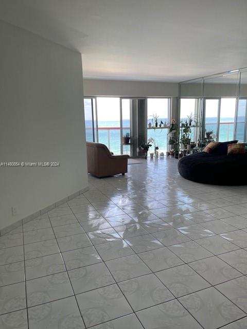 6767 Collins Ave # 909