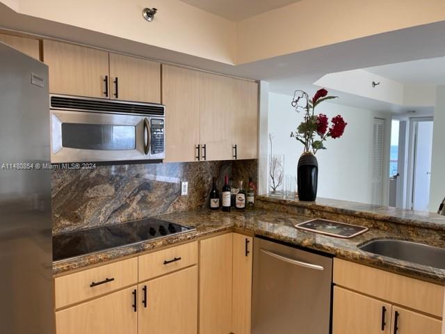 6767 Collins Ave # 909