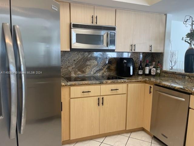 6767 Collins Ave # 909