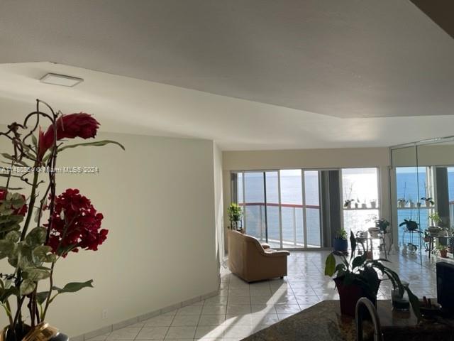 6767 Collins Ave # 909