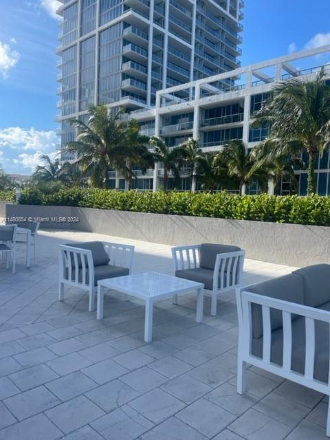 6767 Collins Ave # 909