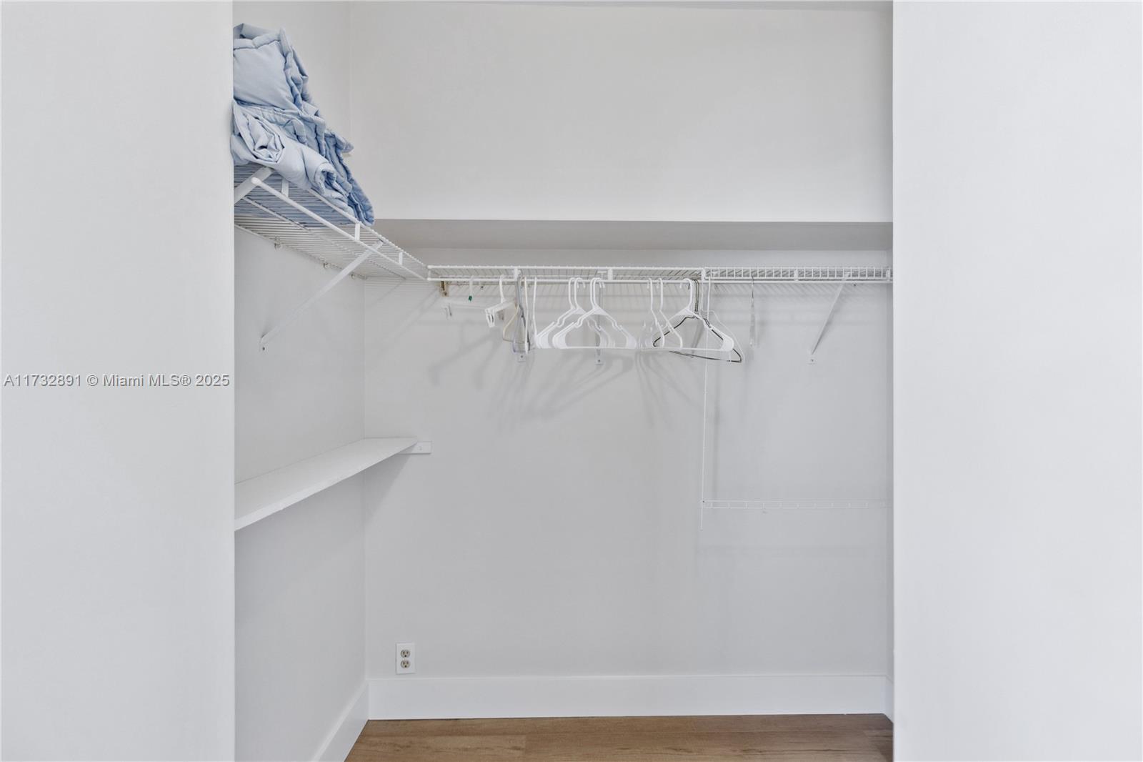 6767 Collins Ave # 909