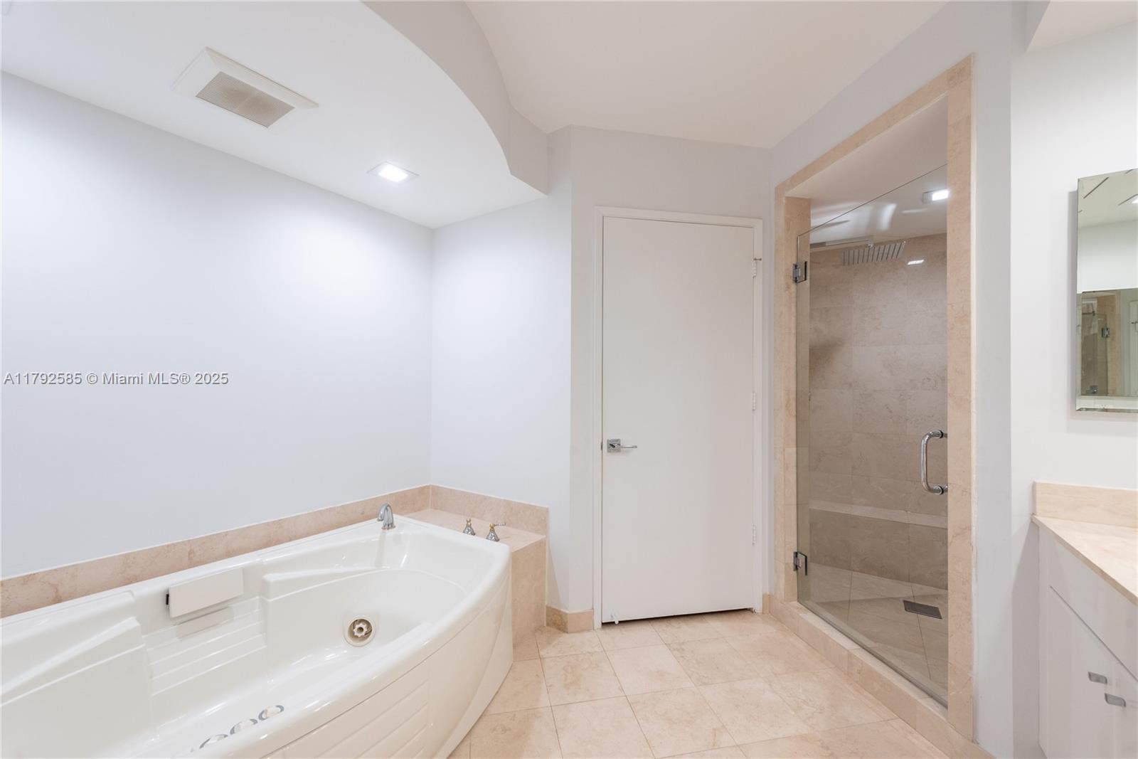 765 Crandon Blvd # 211